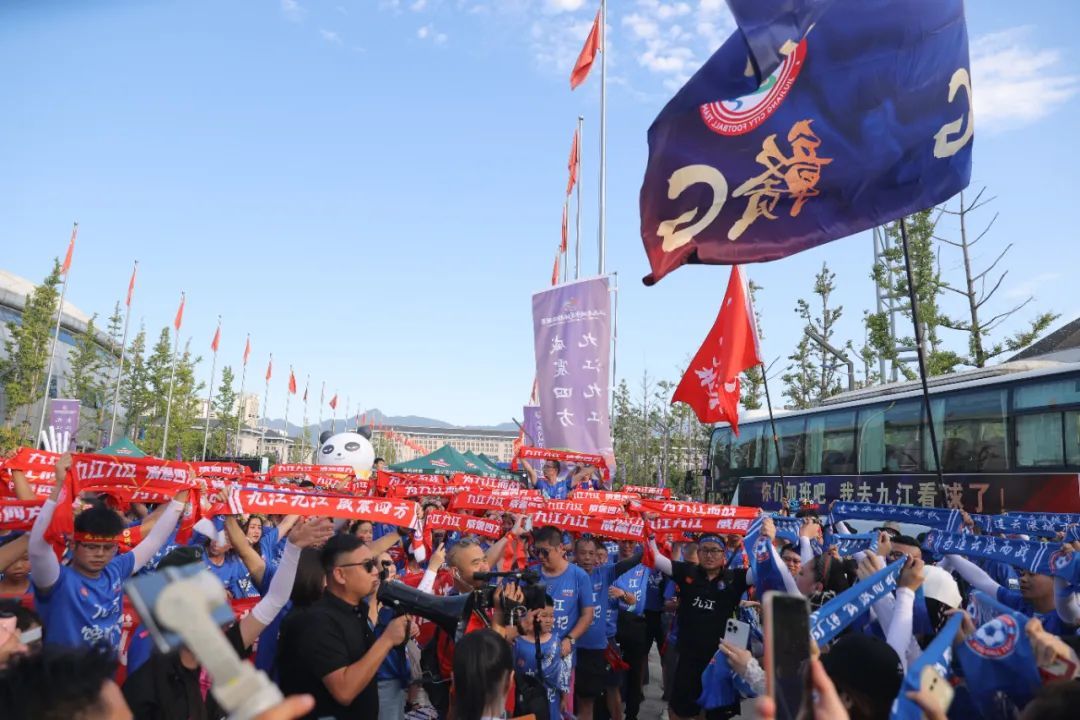 执着追求胜利的队伍，助威声不绝于耳的简单介绍