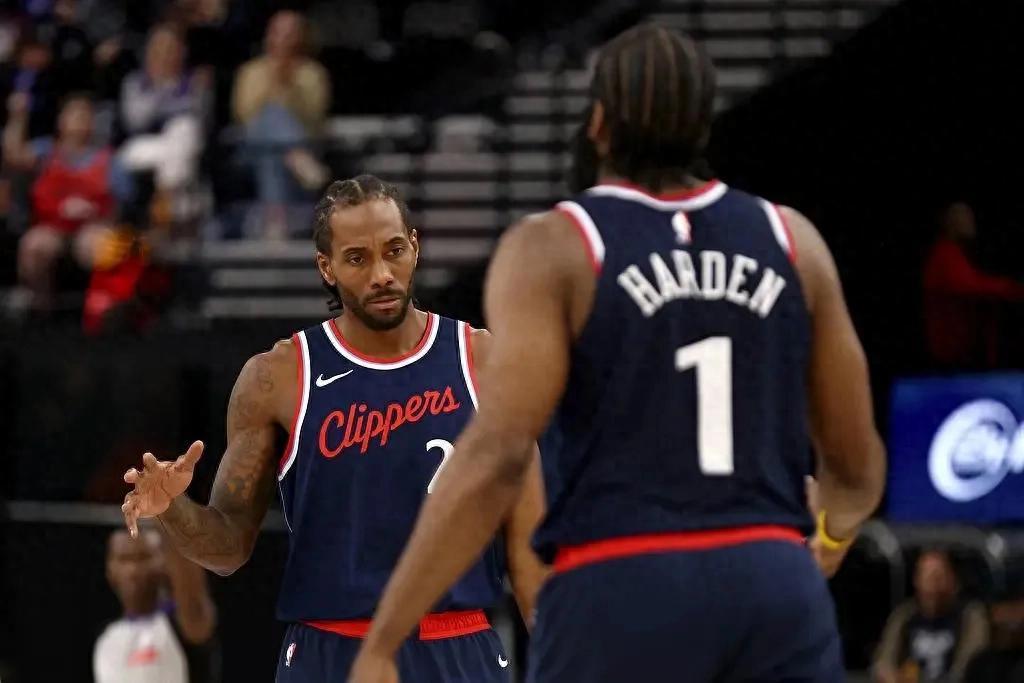 包含快船主场惨败开拓者，遭遇失利，客场连败的词条