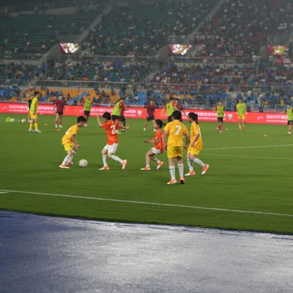 国内足球职业联赛激烈角逐,让人目不转睛的简单介绍 国内足球职业联赛激烈角逐,让人目不转睛的简单介绍