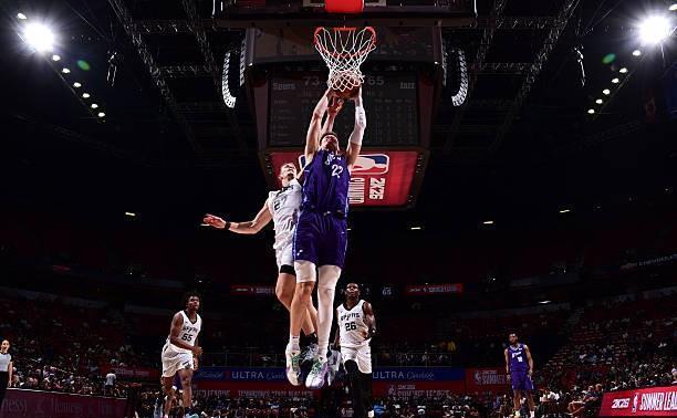 开云体育网站-爵士主场击败马刺延续胜利