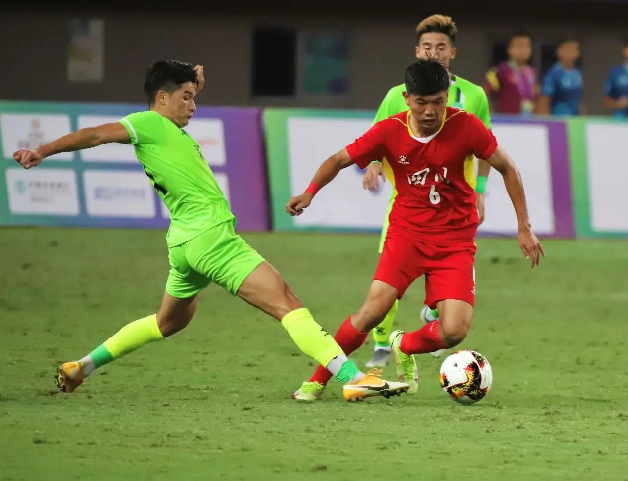 关于激烈足球比赛频频上演,球员实力角逐不容错过的信息 关于激烈足球比赛频频上演,球员实力角逐不容错过的信息